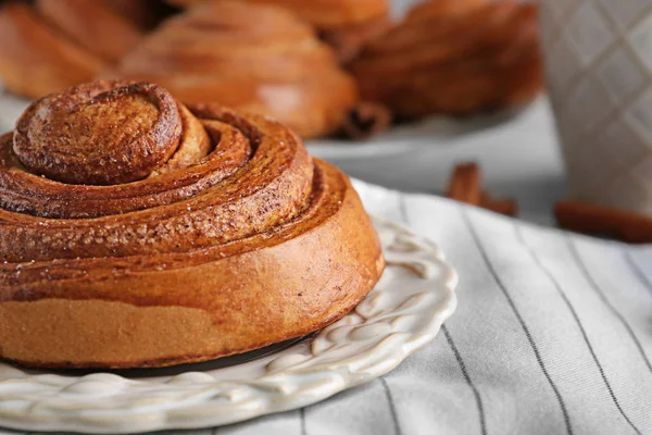 Tatlı tarçın ile plaka rulo masada