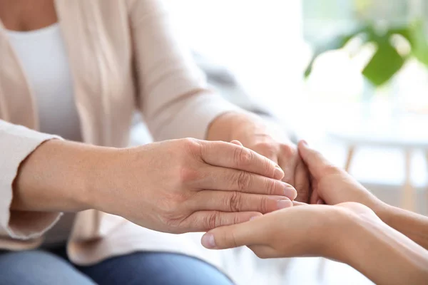 Rijpe vrouw en haar dochter samen hand in hand — Stockfoto