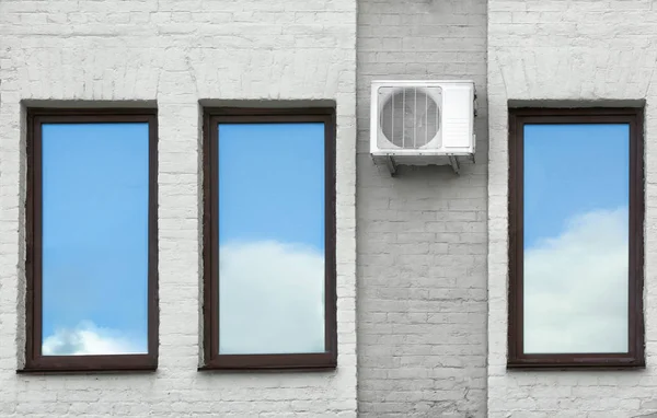 Airconditioner op muur — Stok fotoğraf
