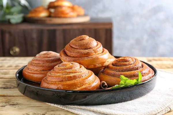 Plaka tatlı tarçın ile masaya rulo