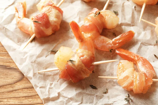 Bacon-wrapped shrimps on table — Stock Photo, Image