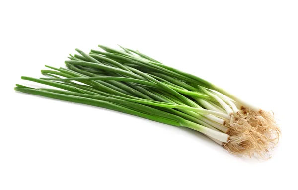 Зеленый лук на белом фоне — стоковое фото