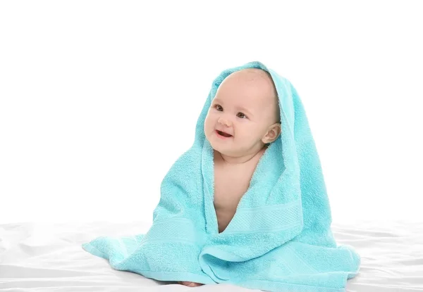 Tout-petit garçon enveloppé dans une serviette — Photo