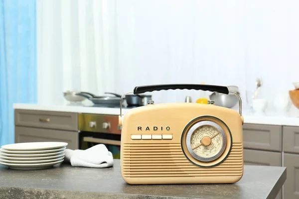 Rádio moderno na mesa na cozinha — Fotografia de Stock