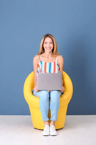 Jovem mulher com laptop — Fotografia de Stock