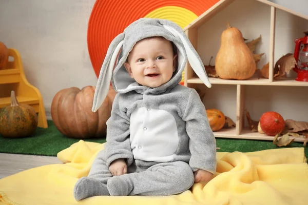 Adorable bebé en traje de conejo en el interior — Foto de Stock