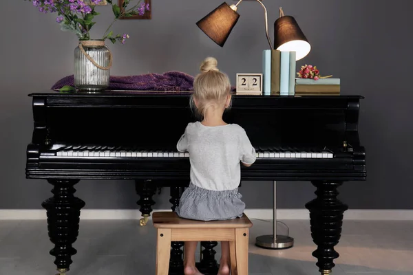 Petite fille jouant du piano à la maison — Photo