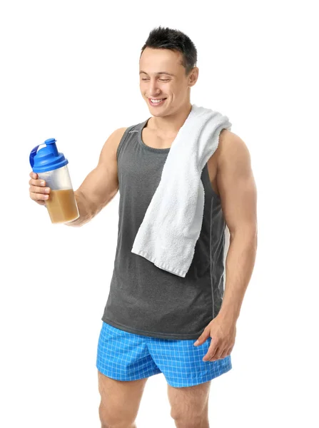 Schöner junger Mann mit Proteinshake auf weißem Hintergrund — Stockfoto