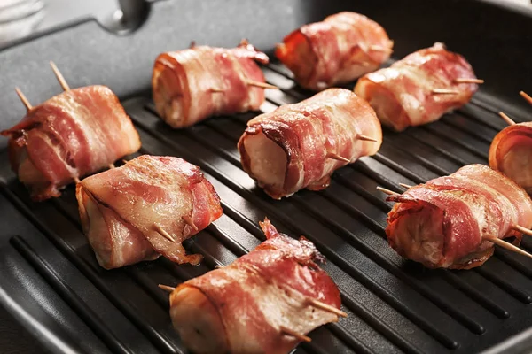 Bacon wrapped chicken nuggets — Stock Photo, Image