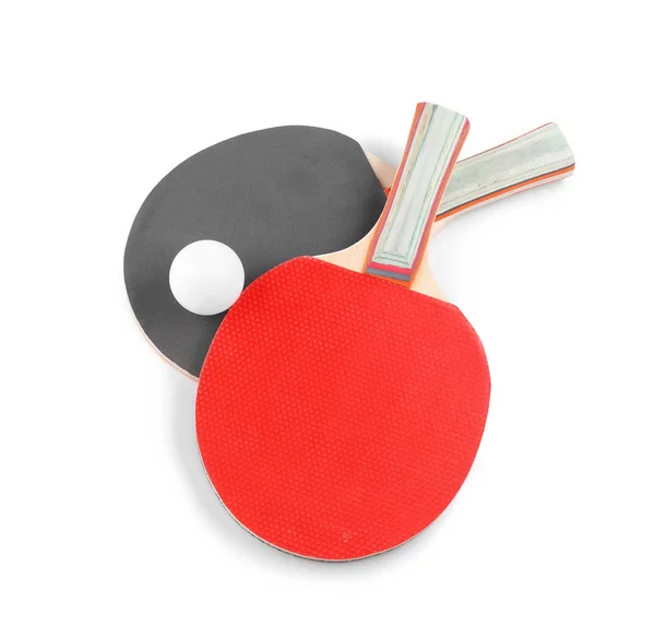 Ping pong raket ve top, üzerinde beyaz izole — Stok fotoğraf