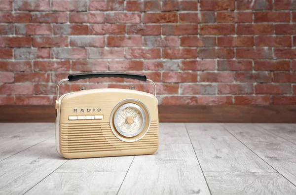 Retro radio op verdieping — Stockfoto