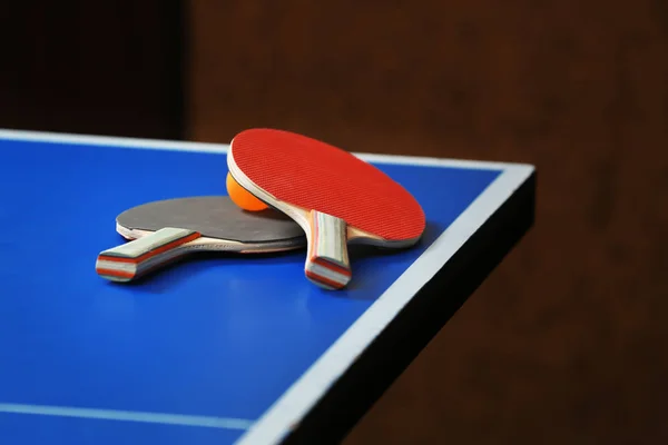 Dua raket ping pong dan bola di atas meja — Stok Foto