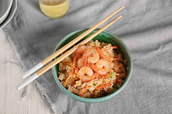 Lezzetli bir kase karides kızarmış pilav