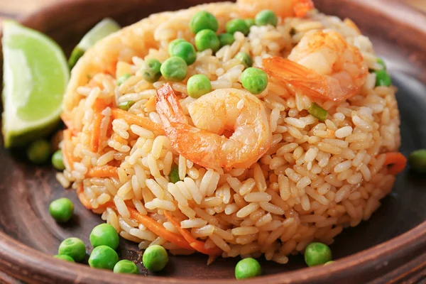 Teller mit leckeren Garnelen gebratenem Reis — Stockfoto