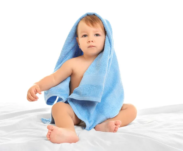 Toddler pojke inlindad i handduk — Stockfoto