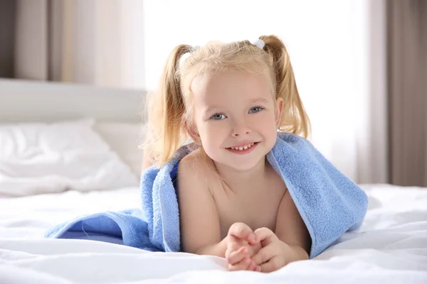 Χαριτωμένο Μικρό Κορίτσι Πετσέτα Στο Κρεβάτι Στο Σπίτι — Φωτογραφία Αρχείου