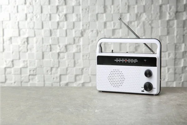 Retro radio op lichte achtergrond — Stockfoto