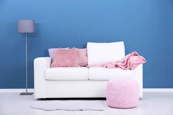 Зручний диван з подушками — стокове фото