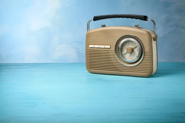 Retro-Radio auf farbigem Hintergrund — Stockfoto