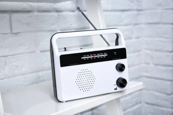 Rádio retro na mesa — Fotografia de Stock