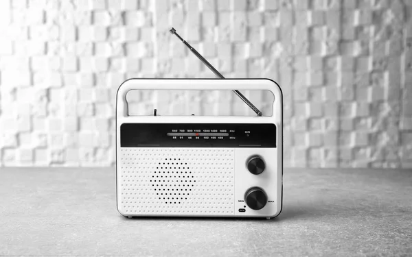 Ретро-радио на светлом фоне — стоковое фото