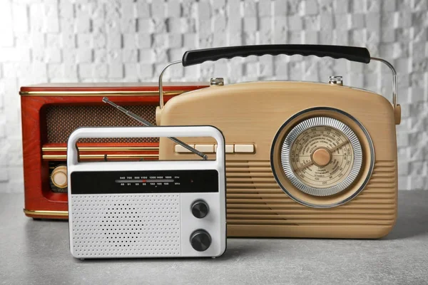 Retro radio op lichte achtergrond — Stockfoto