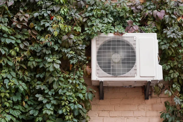 Airconditioner op muur — Stockfoto