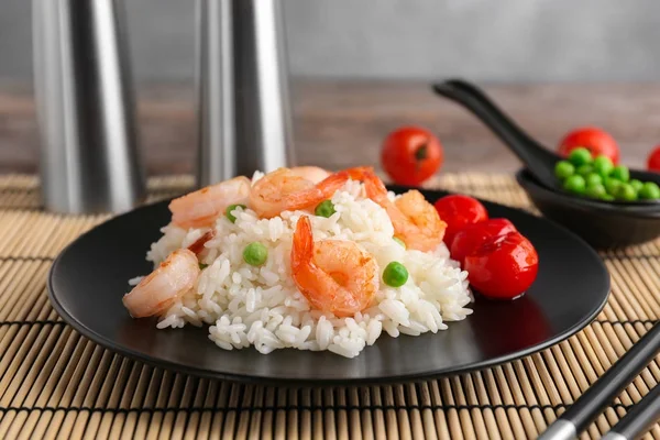 Placa con delicioso arroz frito de camarones — Foto de Stock