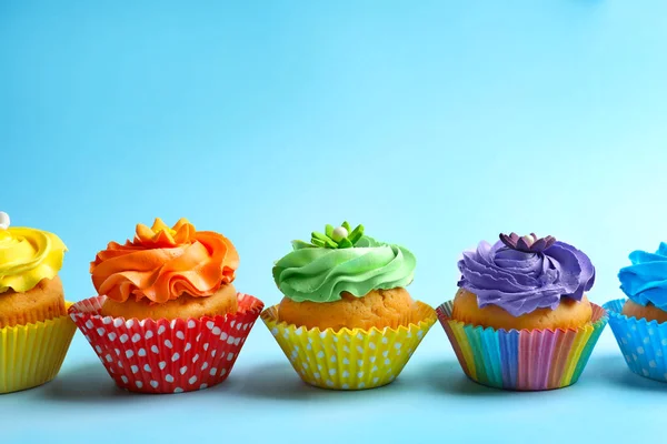 Smakelijke kleurrijke cupcakes — Stockfoto