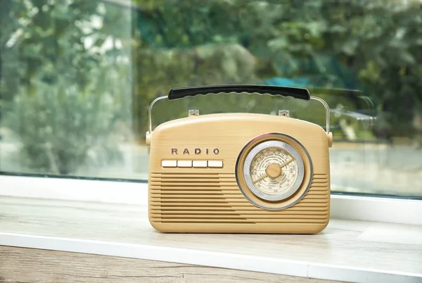 Retro radio op de vensterbank — Stockfoto