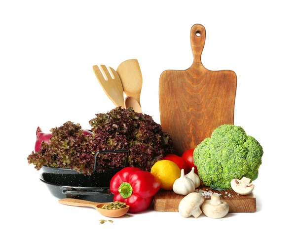 Zusammensetzung mit verschiedenen Gemüse und Kochutensilien — Stockfoto