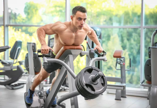 Musculoso hombre entrenamiento en gimnasio — Foto de Stock