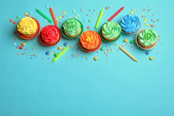 Вкусные кексы на цвет — стоковое фото