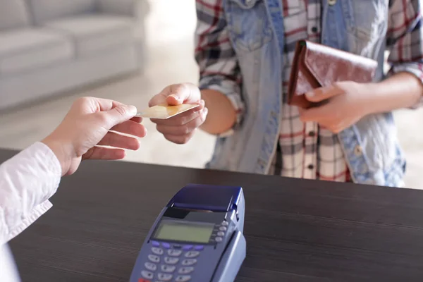 Kunden ger kreditkort till kassa inomhus — Stockfoto