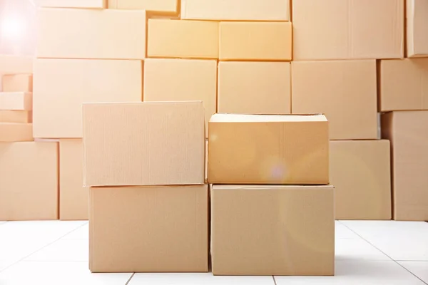 Κουτιά από χαρτόνι στην αποθήκη — Φωτογραφία Αρχείου