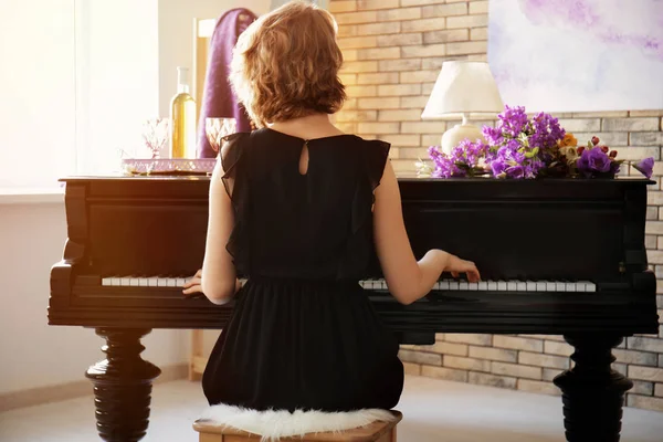 Evde piyano çalan kadın. Telifsiz Stok Imajlar