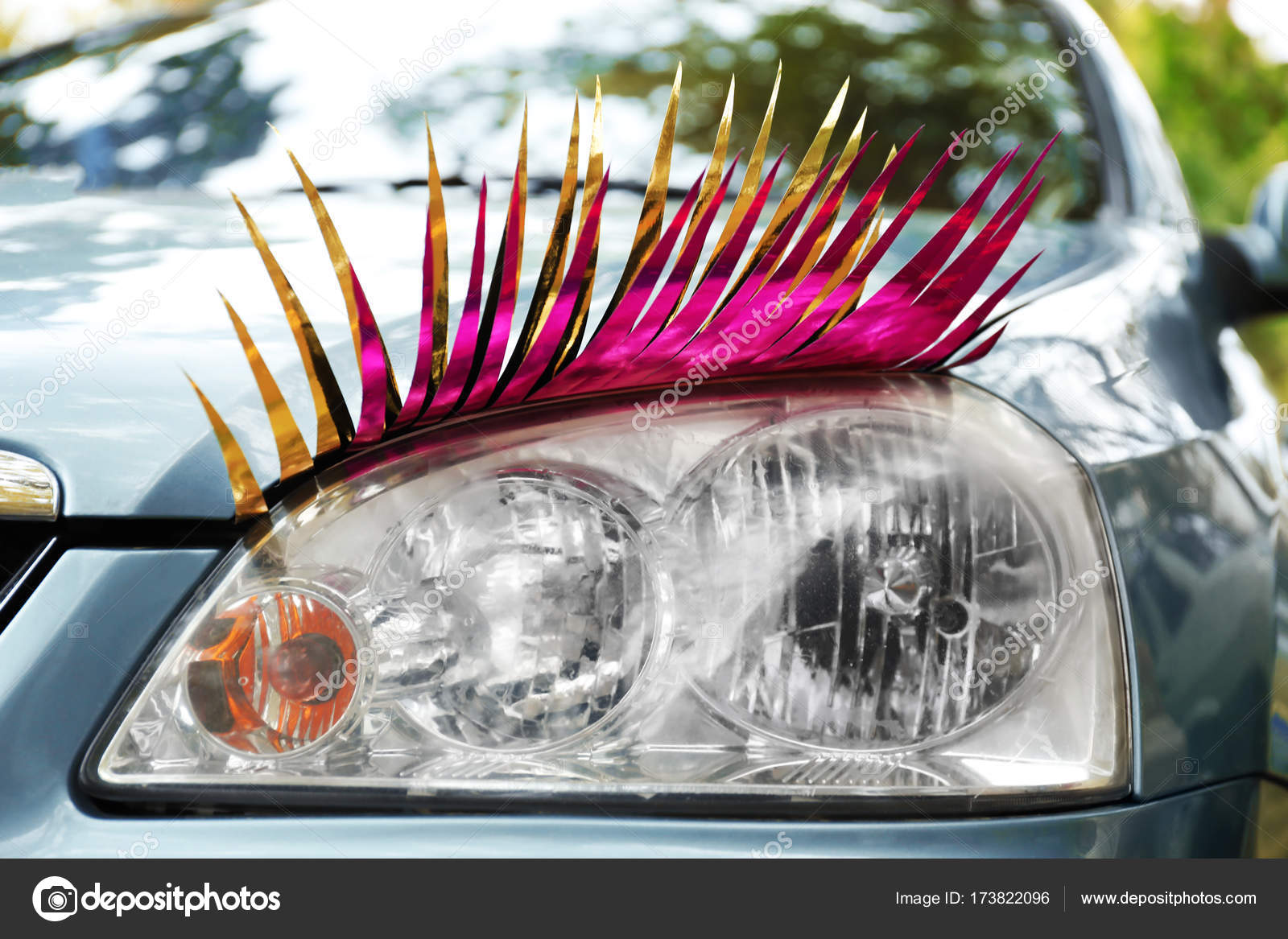 Auto Scheinwerfer mit Wimpern Stockfotografie - Alamy