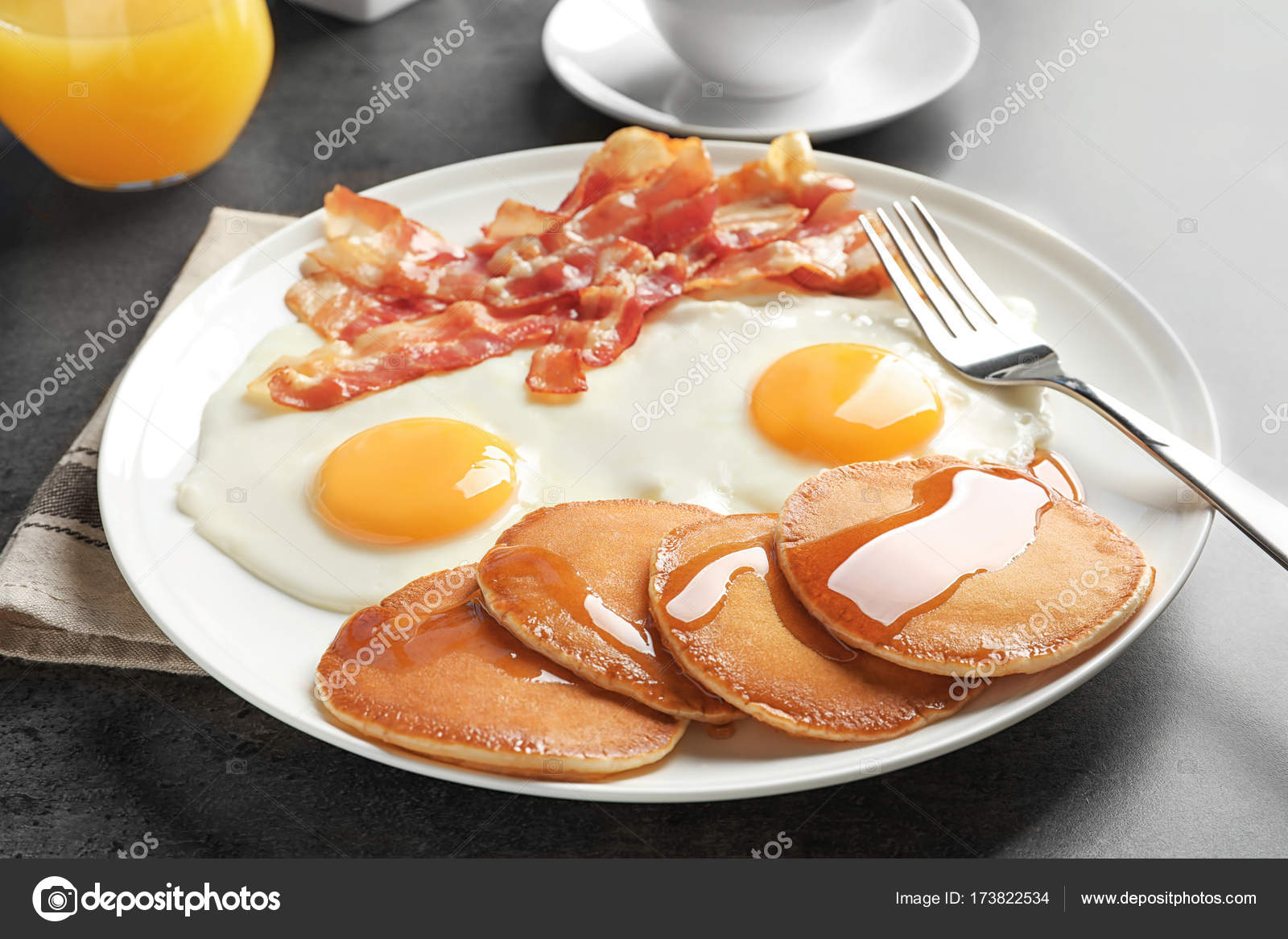 Tasty breakfast with pancakes, fried eggs and bacon — Stock Photo