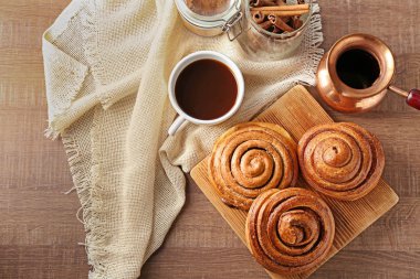 Ahşap tahta tatlı tarçın rulo ile