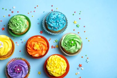 Renk üzerinde lezzetli kek