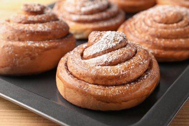 Fırın tepsisi sayesinde tatlı tarçın rulo