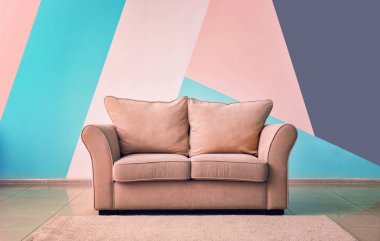 Renk duvar arka plan üzerinde rahat kanepe