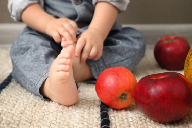 Olgun elma yakınındaki güzel bebek