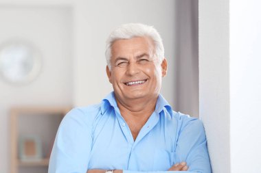 Yakışıklı olgun adam.