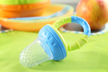 Bebeğin Nibbler'ı ve önlük 