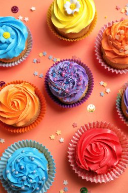 Renk üzerinde lezzetli kek