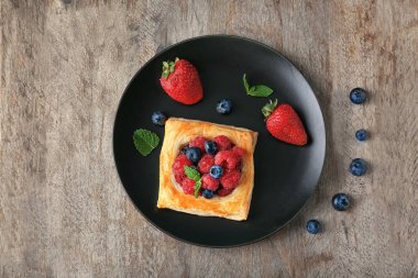 Ahududu ve yaban mersini pasta