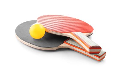 Ping pong raket ve top, üzerinde beyaz izole