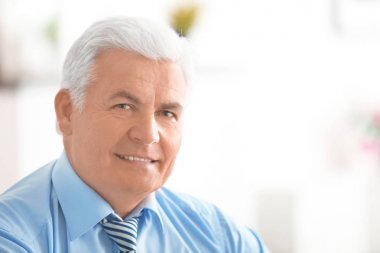 Yakışıklı olgun adam.