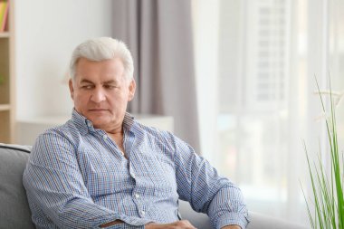 Yakışıklı olgun adam.